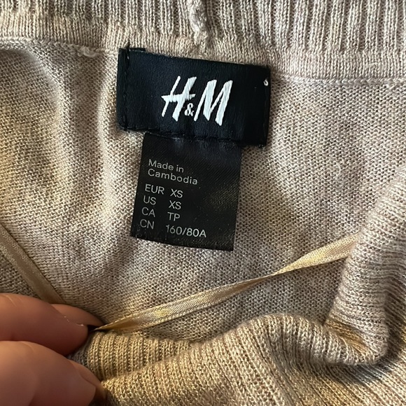 H&M beige turtle neck - Picture 2 of 3
